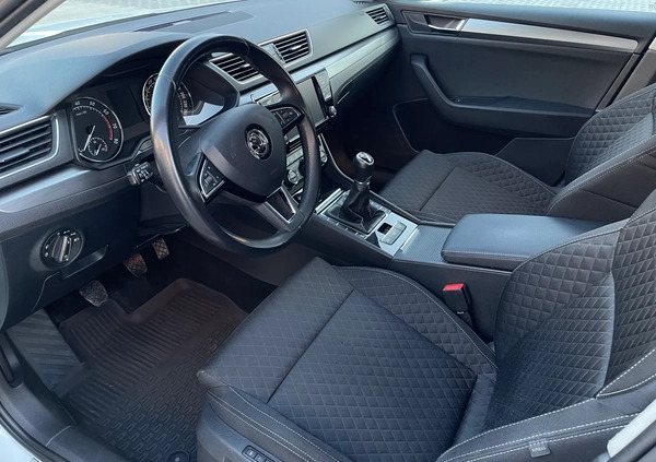 Skoda Superb cena 46000 przebieg: 303000, rok produkcji 2016 z Mielec małe 254